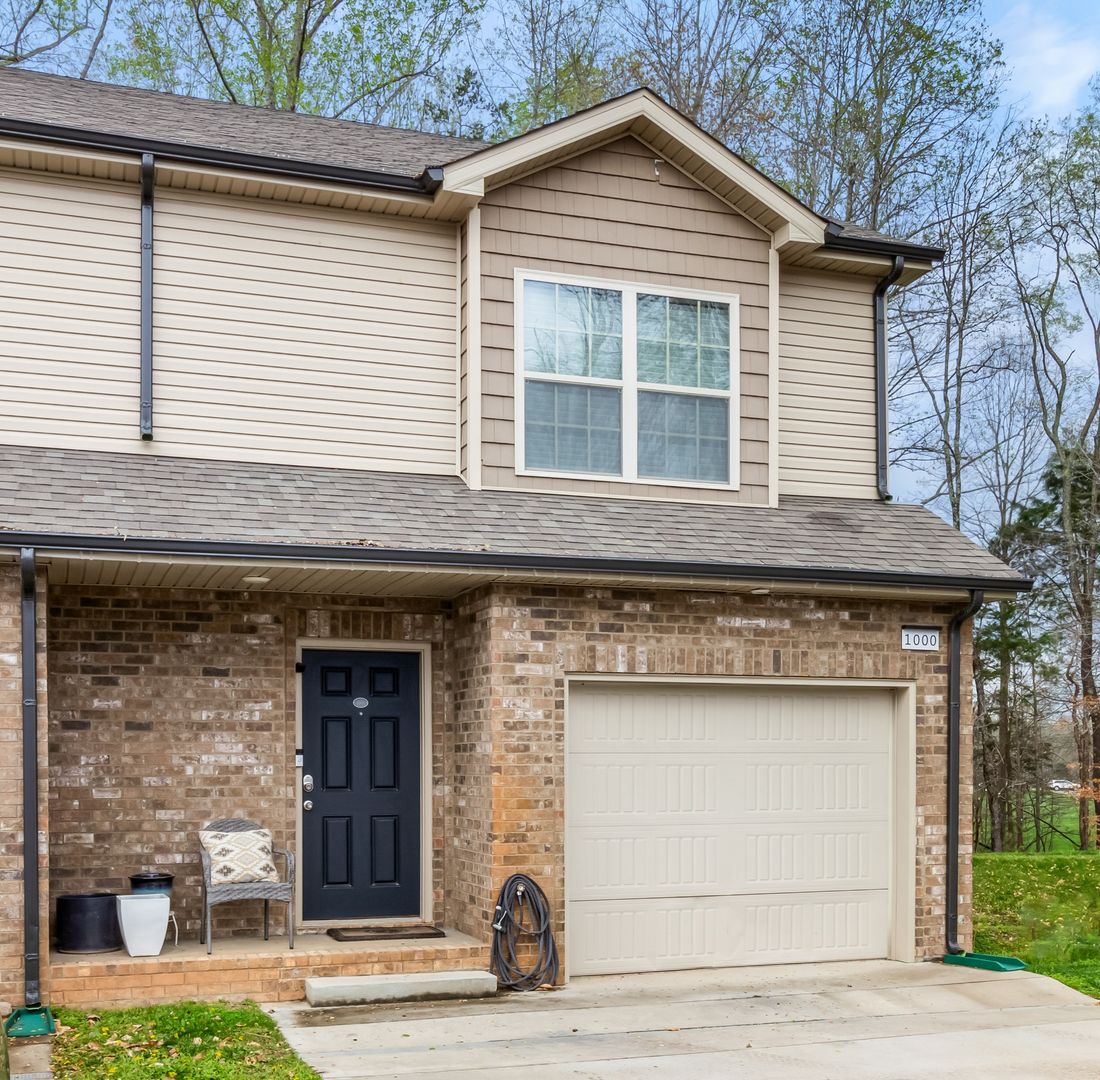 Clarksville House: 135 Country Ln. #1001