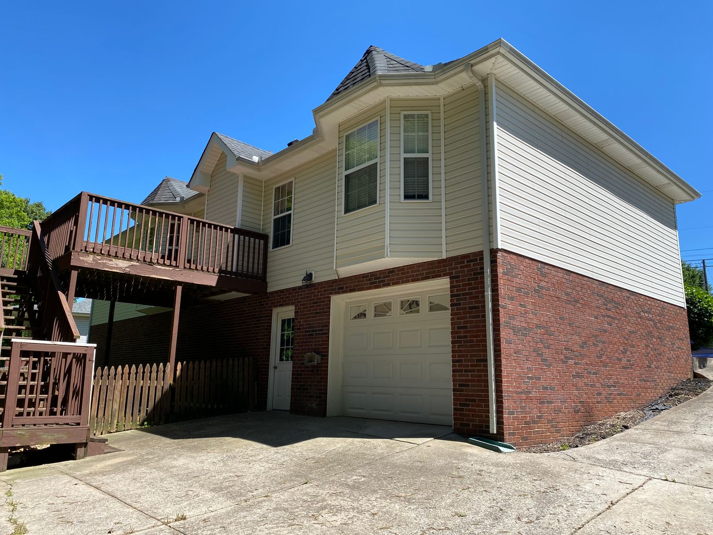 Clarksville House: 75 West Drive