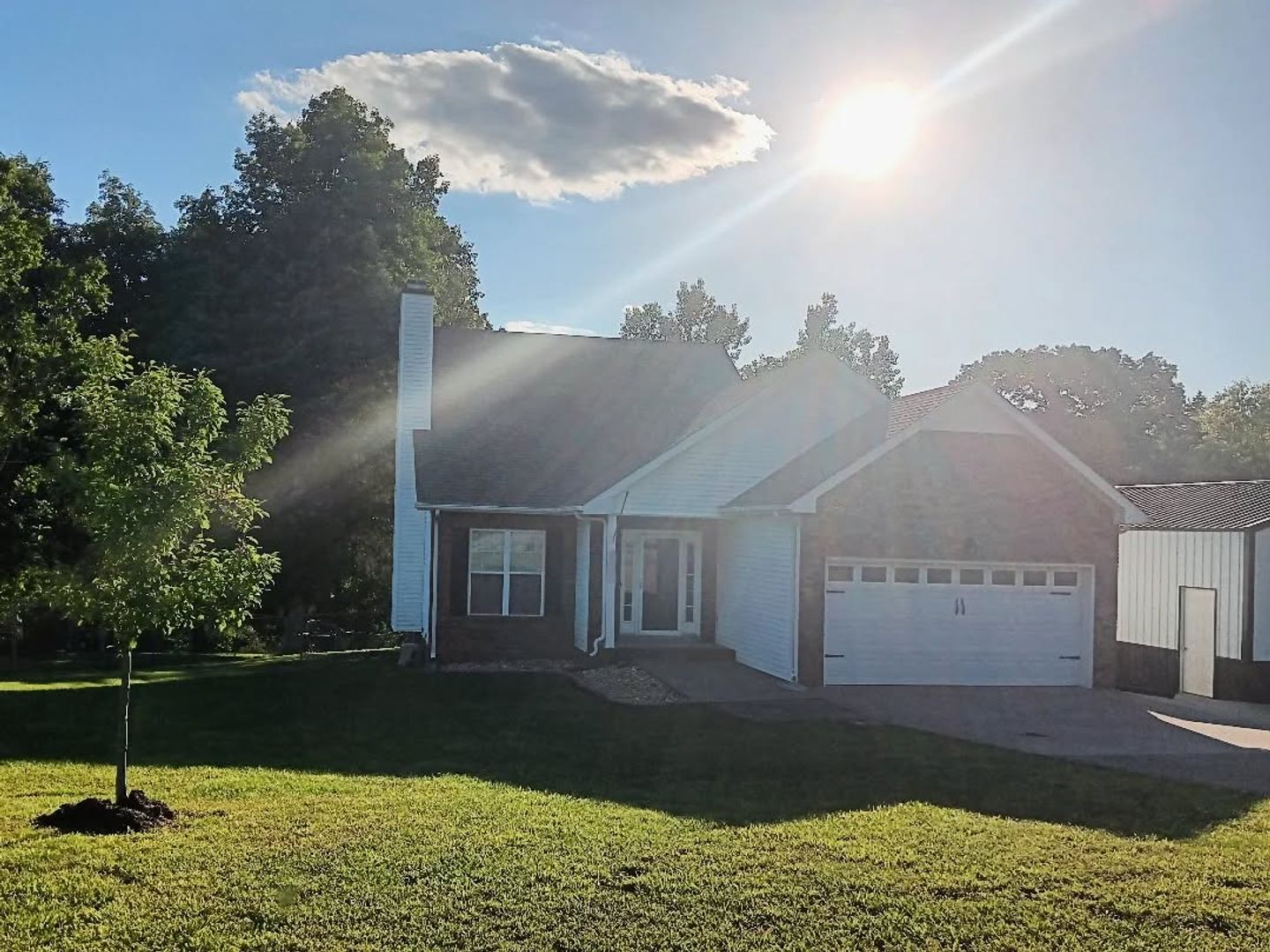 Clarksville House: 516 Barney Lane