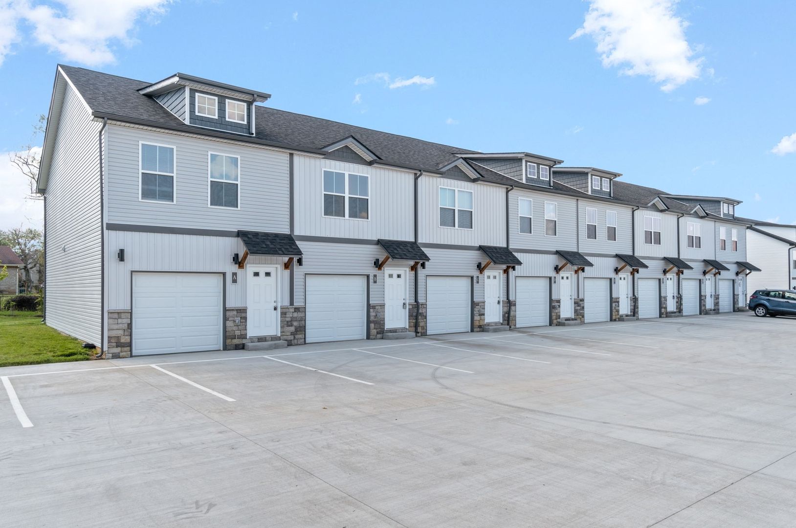 Clarksville House: 224 Drayton Drive Clarksville, TN 37042