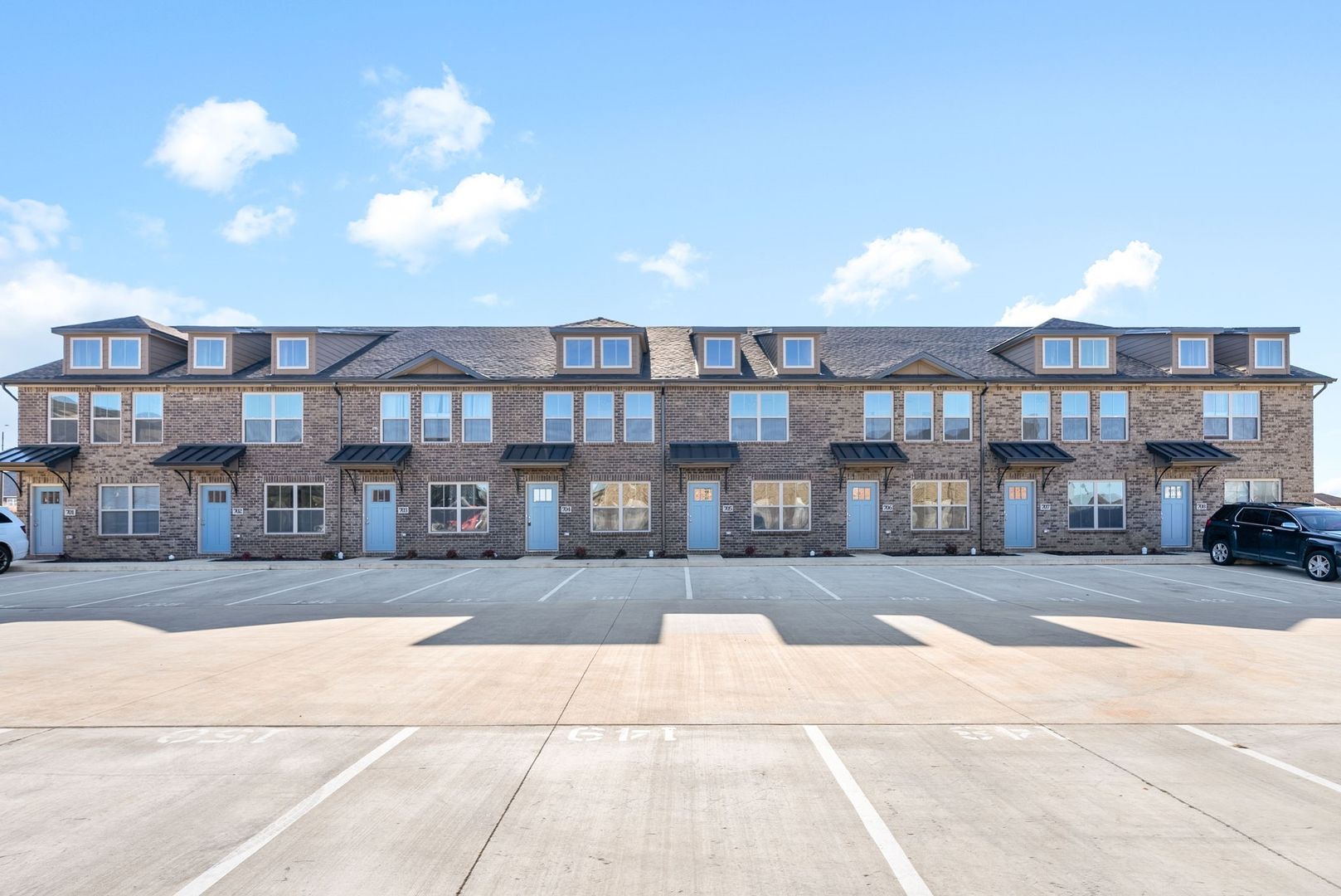 Clarksville House: 1000 Henry Place Blvd