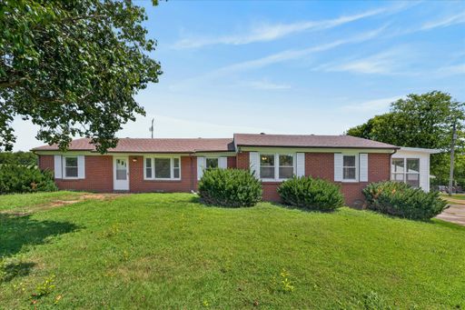 Country Rental on Approximately 1.9 Acres With 4 Bedrooms! – photo 1