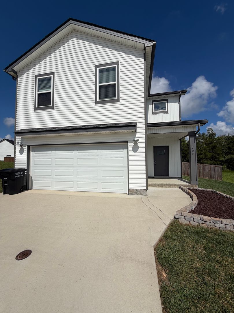 Clarksville House: 906 Recurve Ct.