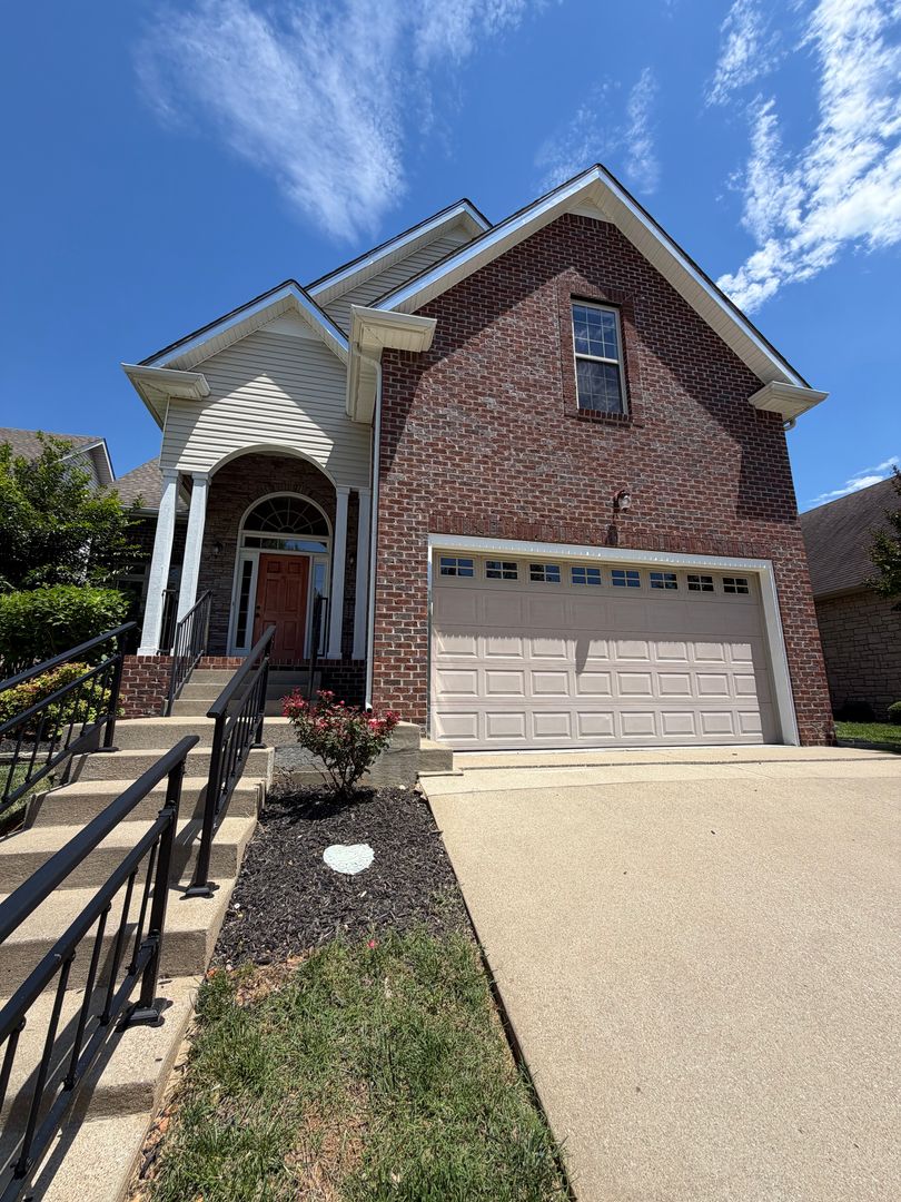 Clarksville House: 266 Turnberry Circle
