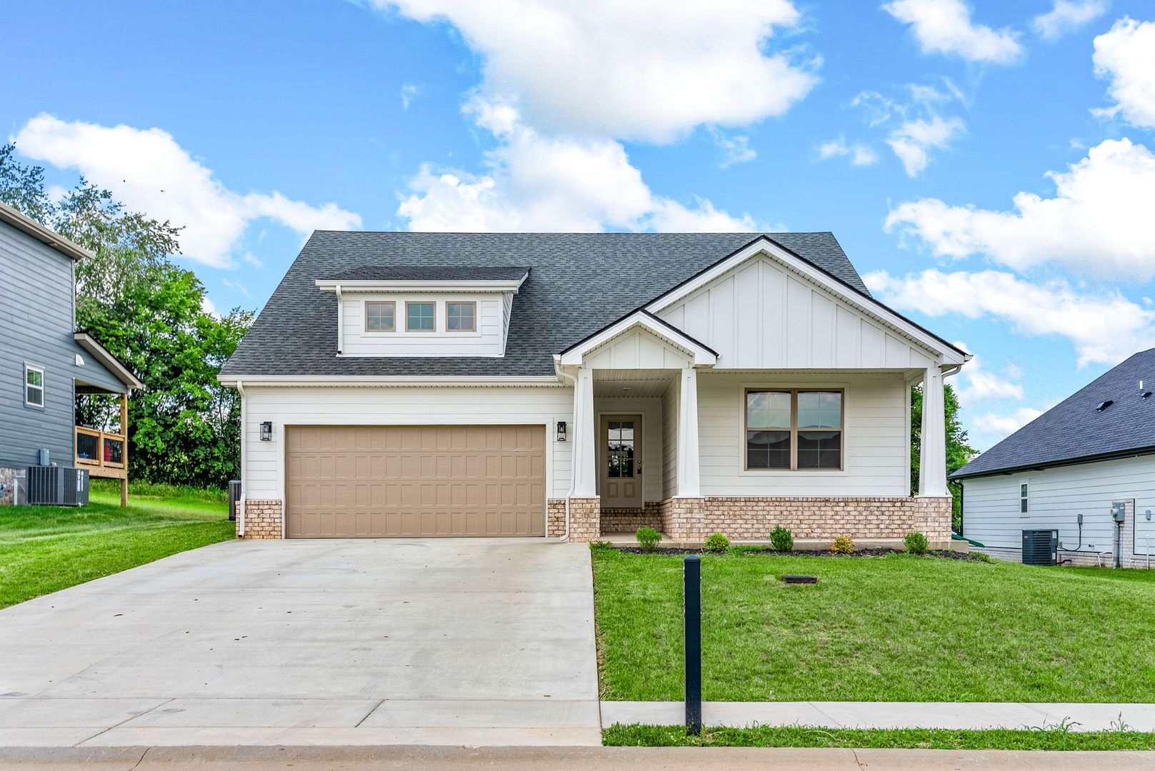 Clarksville House: 345 Frontier Dr