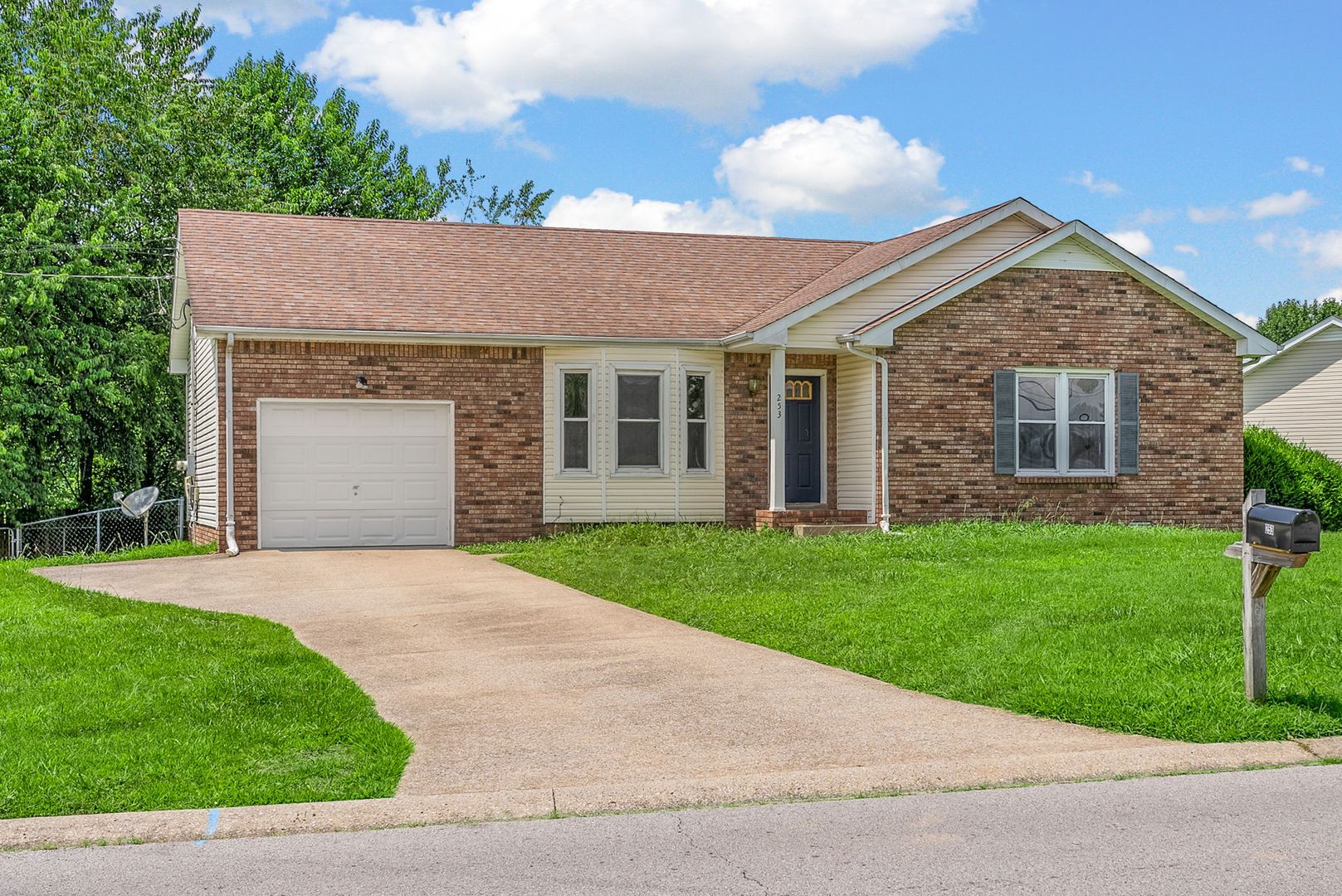 Clarksville House: 253 Moncrest Drive