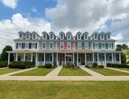 Beautiful 2 Bedroom Townhome in Market Common – Prime Location Near the Beach! – photo 1