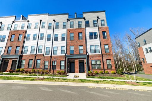 Move-In Ready Gem: Nature, Shopping & Top Schools at Your Doorstep! – photo 1