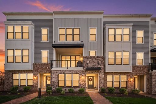 Stunning Luxury Townhome in Rocketts Landing, Riverfront Living at its Best! – photo 1