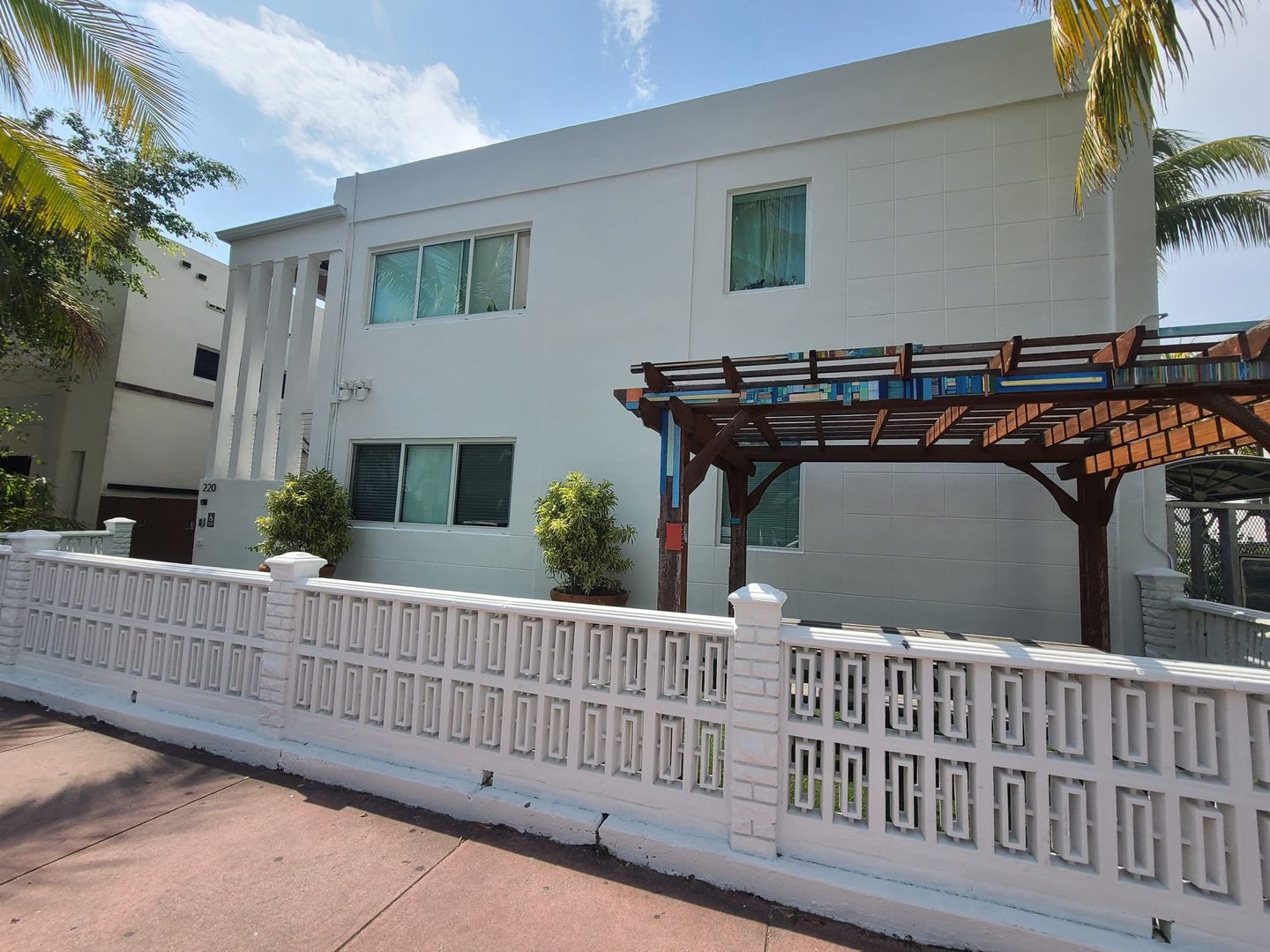 Miami Beach Condo: 220 Collins Ave