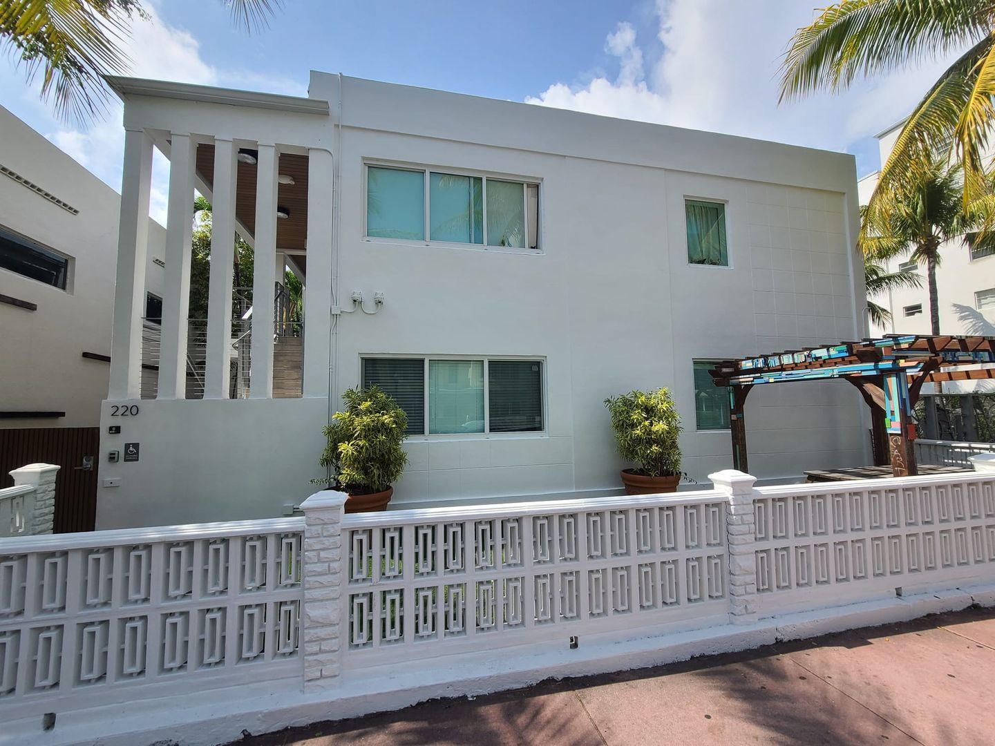 Miami Beach Condo: 220 Collins Ave
