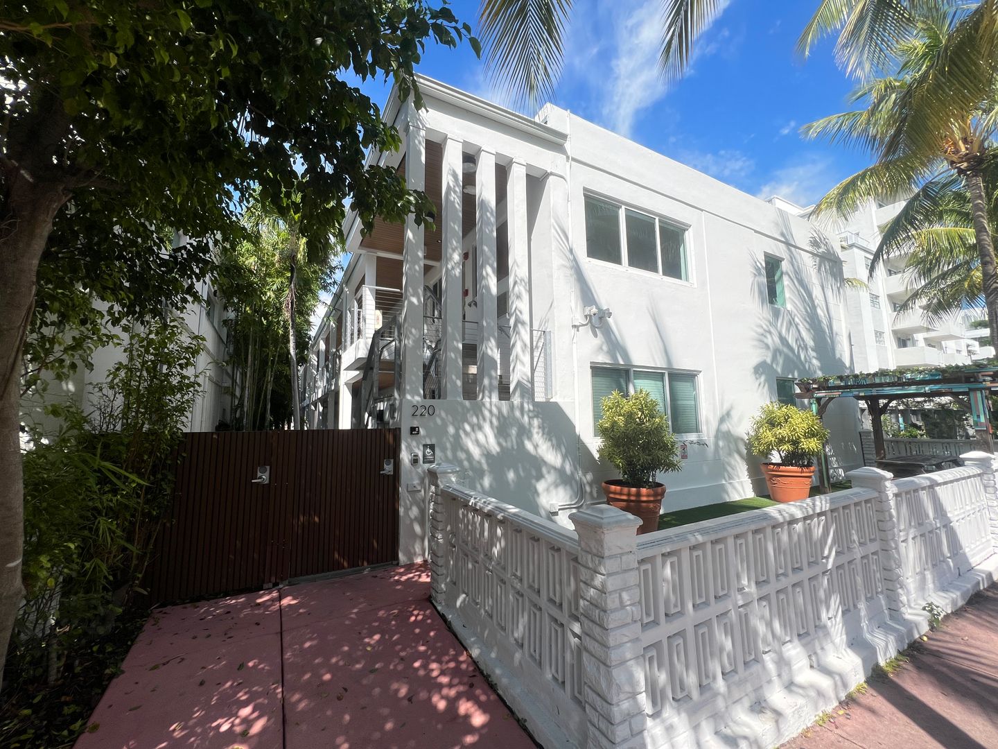 Miami Beach Condo: 220 Collins Ave