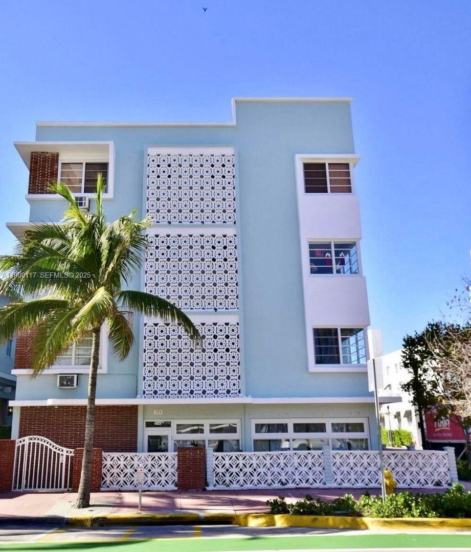 Miami Beach Condo: 158 Ocean Dr. #203