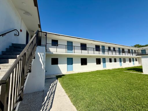 Brand new 2/1 with new appliances, w/d in unit and comes with assigned parking. – photo 1