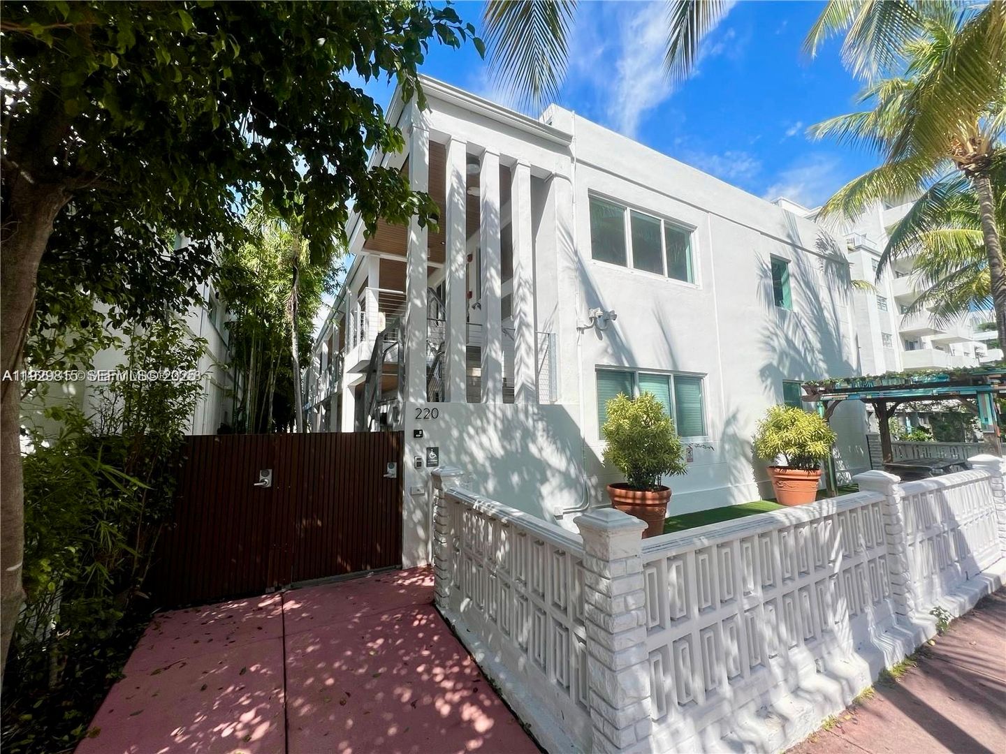 Miami Beach Condo: 220 Collins Ave