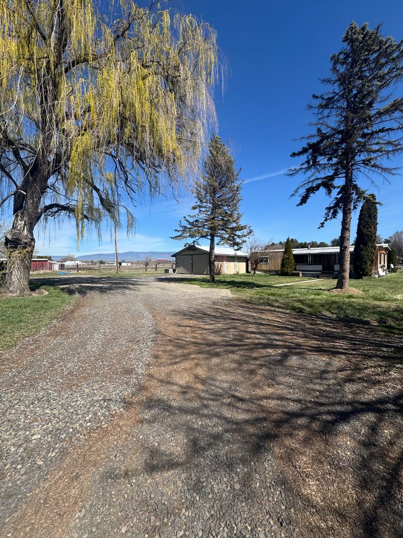 Ellensburg House: 2363 Hwy 97