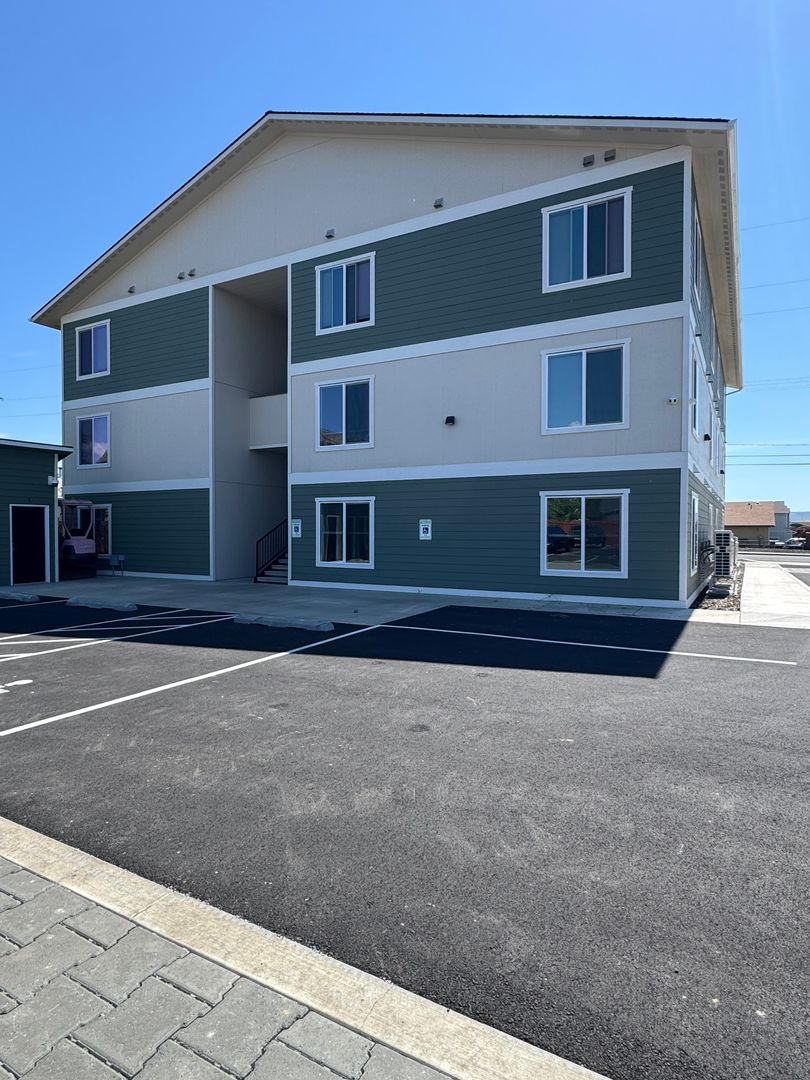 Ellensburg Apartment: 503 E Helena