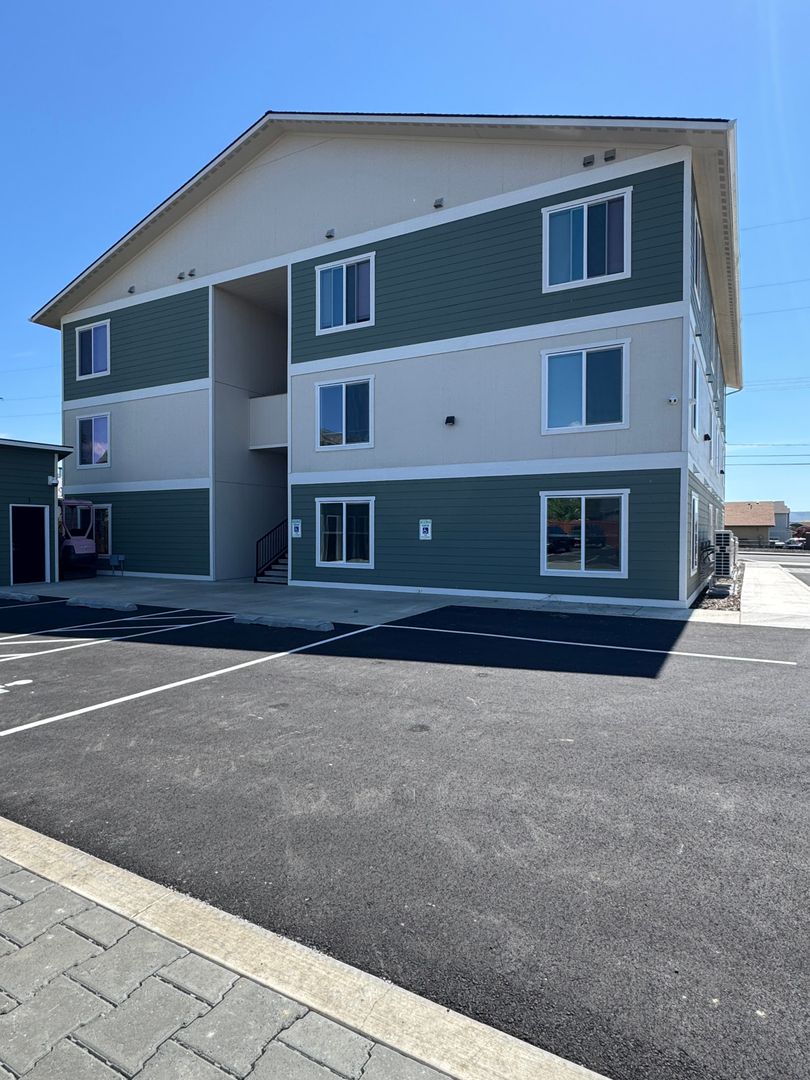 Ellensburg Apartment: 503 E Helena
