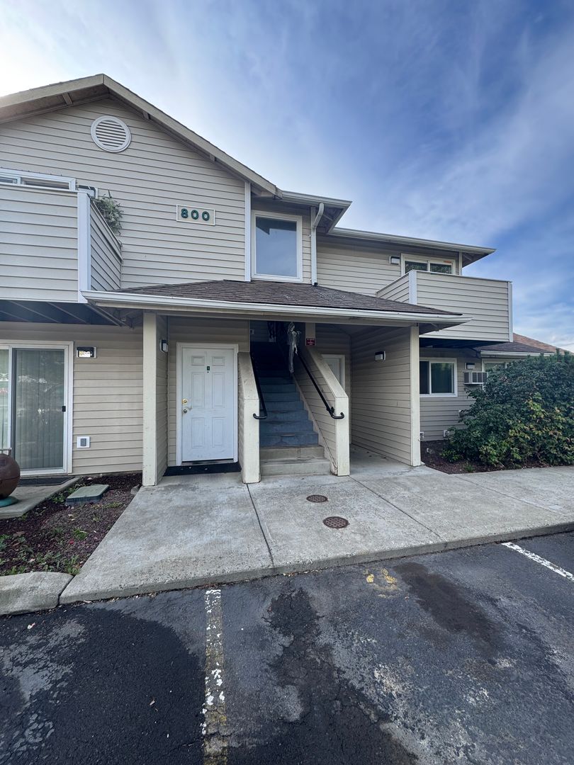 Ellensburg Apartment: 800 E Juniper St