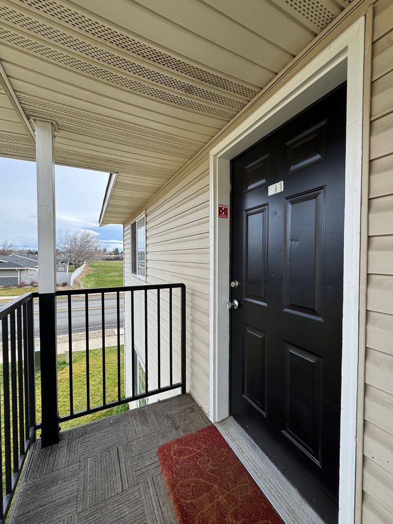 Ellensburg Apartment: 1015 E 18th Ave