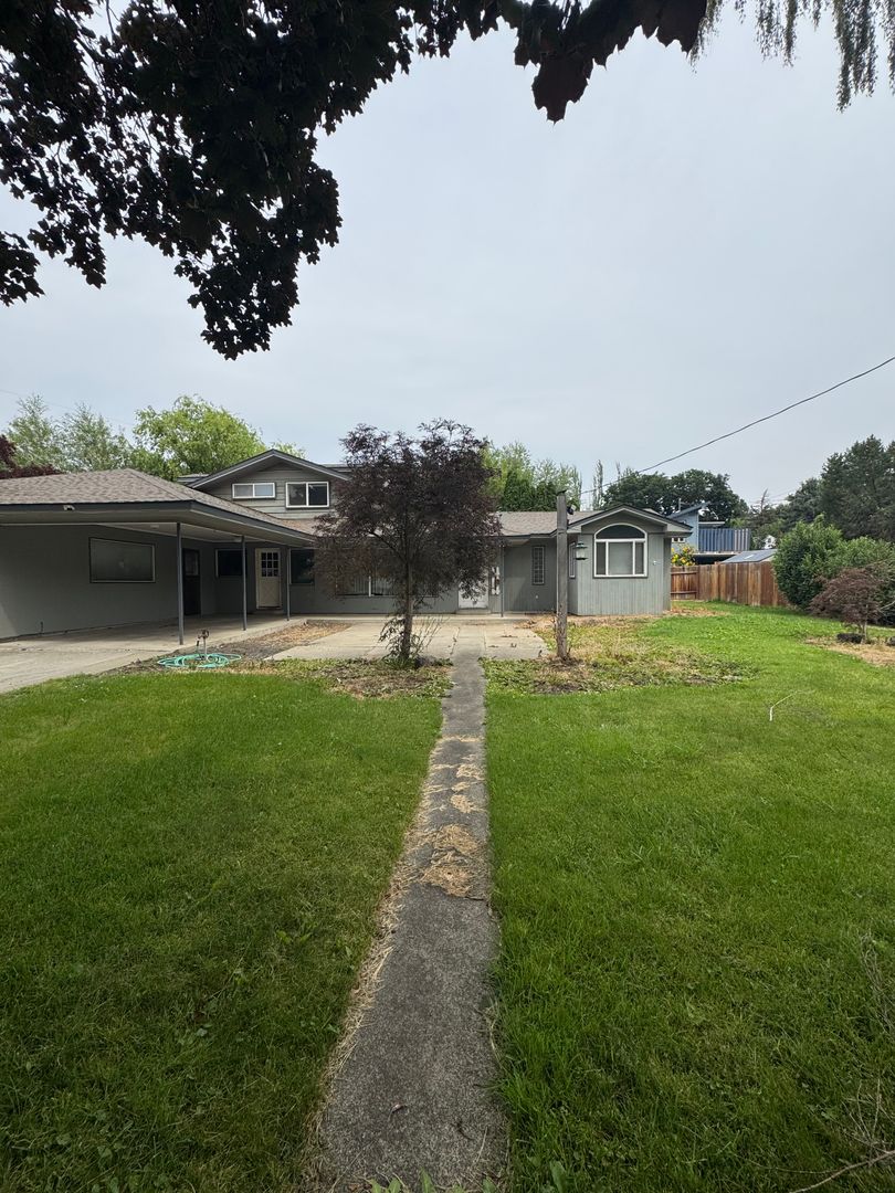 Ellensburg House: 1001 N Brooklane St