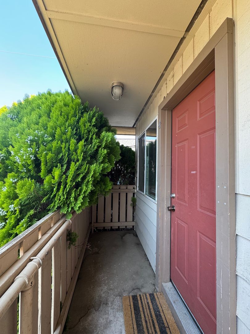 Ellensburg Apartment: 1100 N B St