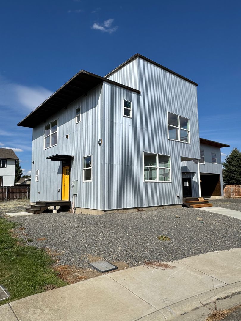 Ellensburg House: 405 E Windsor Ct #1