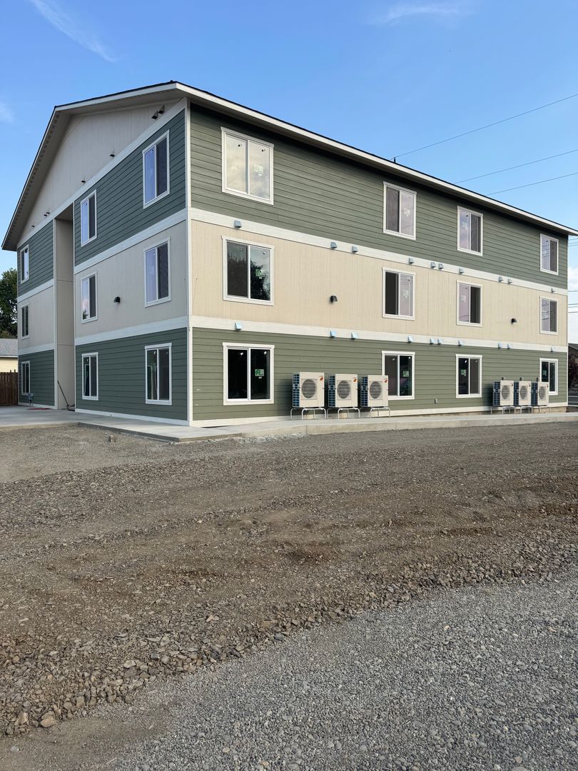 Ellensburg Apartment: 503 E Helena