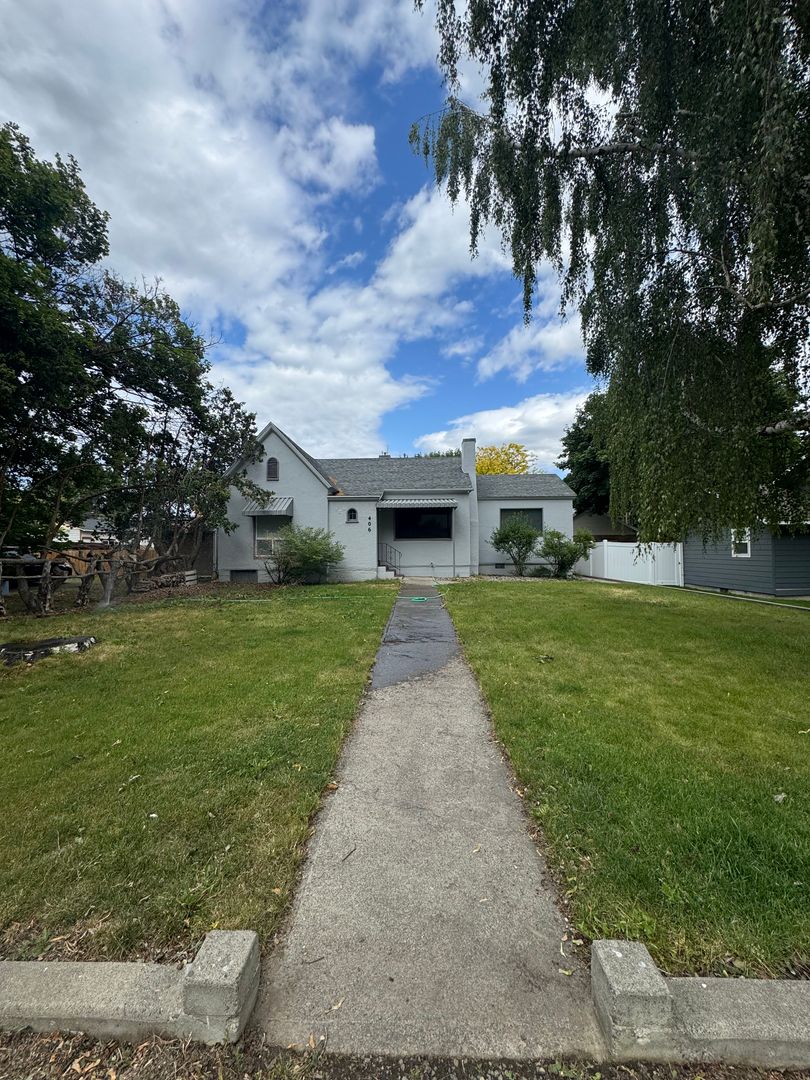 Ellensburg House: 406 S Anderson