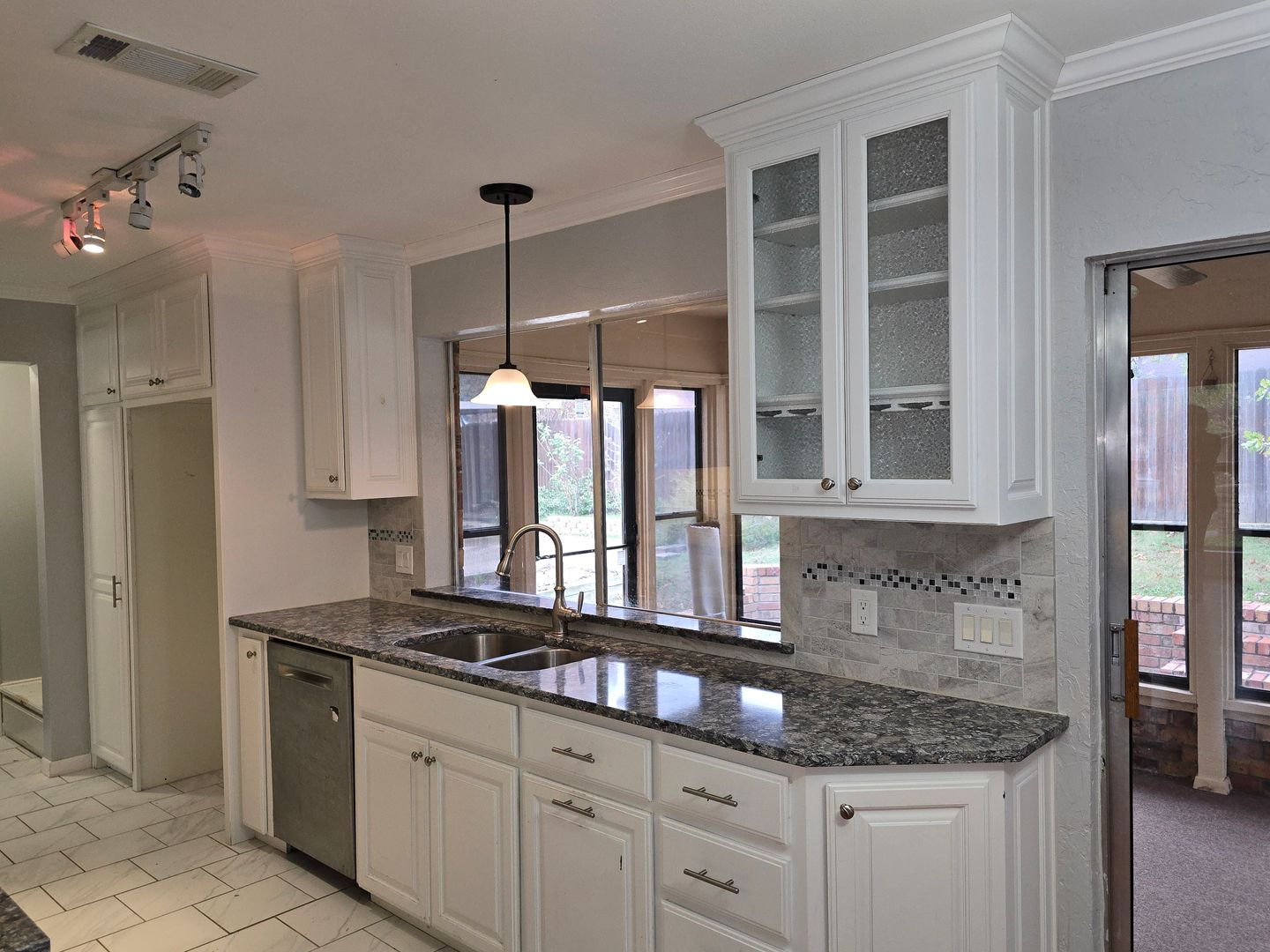 Grapevine House: 2822 Oak Forest Drive