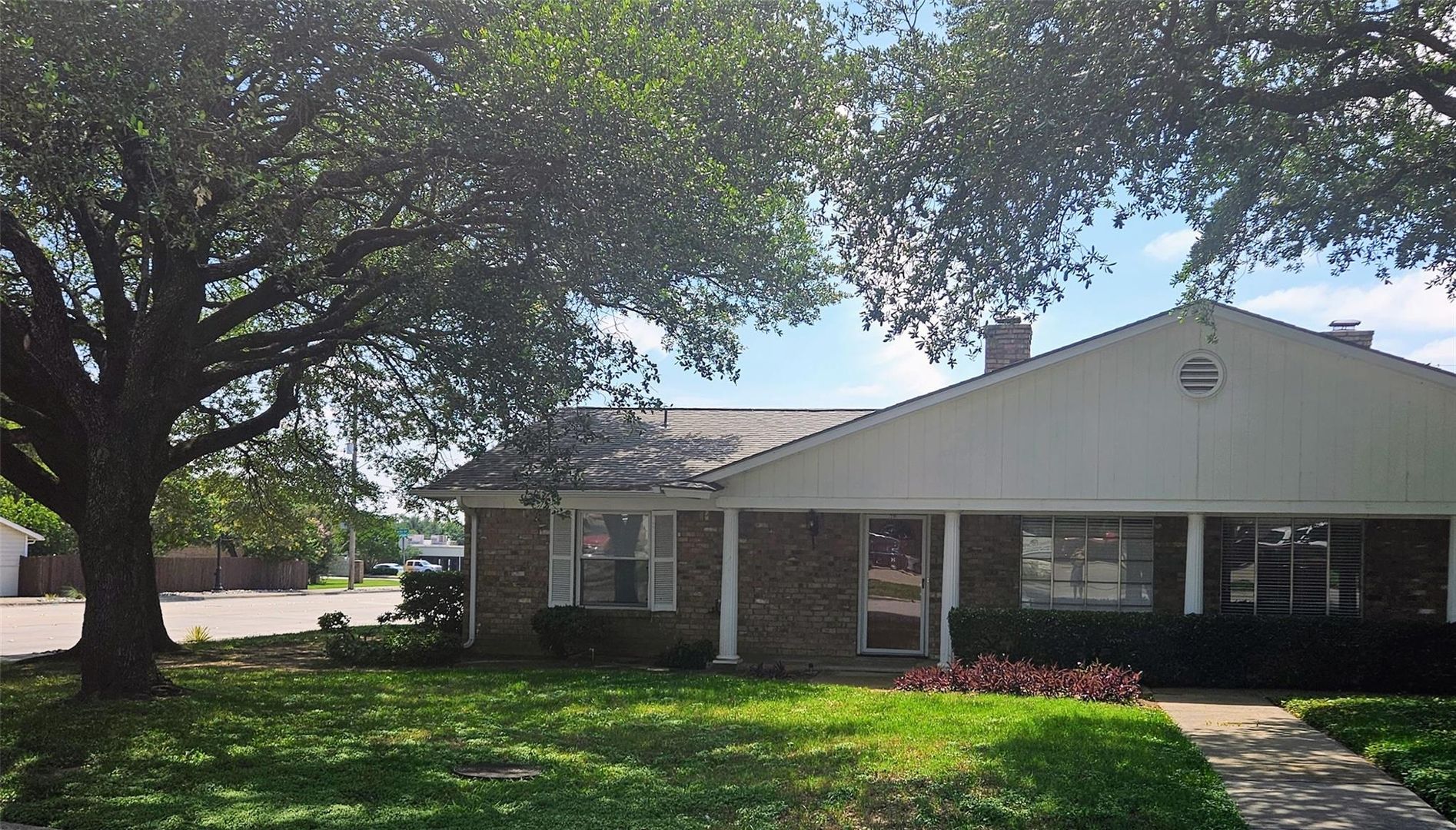 Hurst House: 801 Livingston Dr