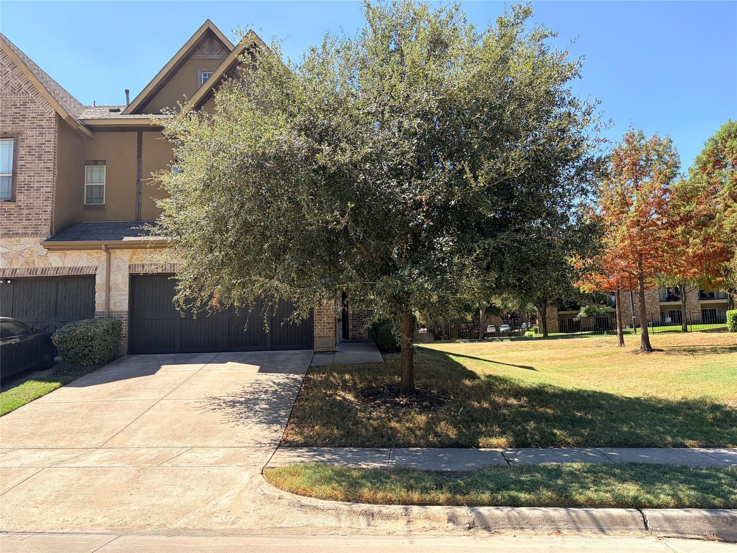 Euless House: 950 Brook Forest Ln
