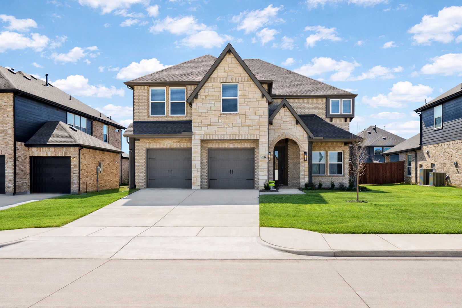 Midlothian House: 3722 Milwaukee Ave