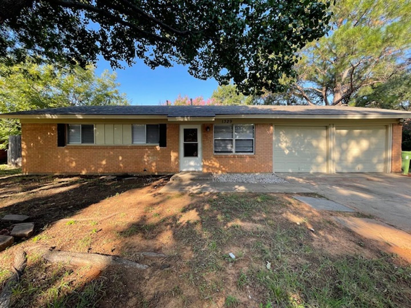 Hurst House: 1329 Harrison Ln.