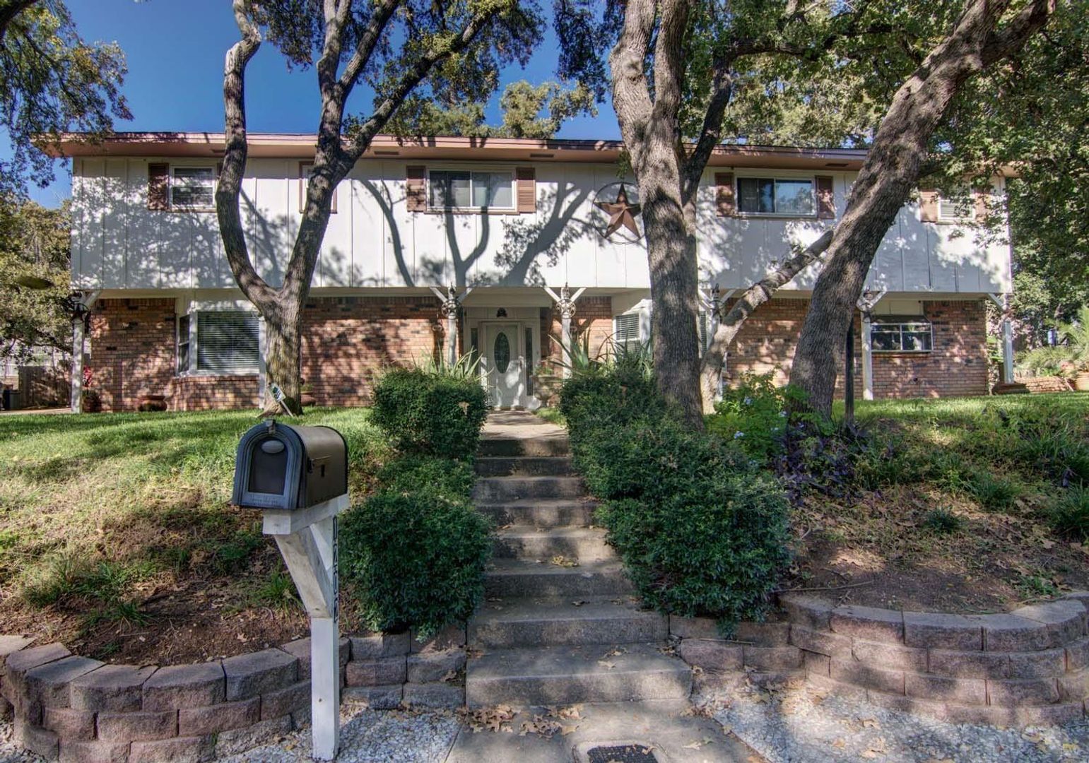 Euless House: 1202 Tanglewood Trail