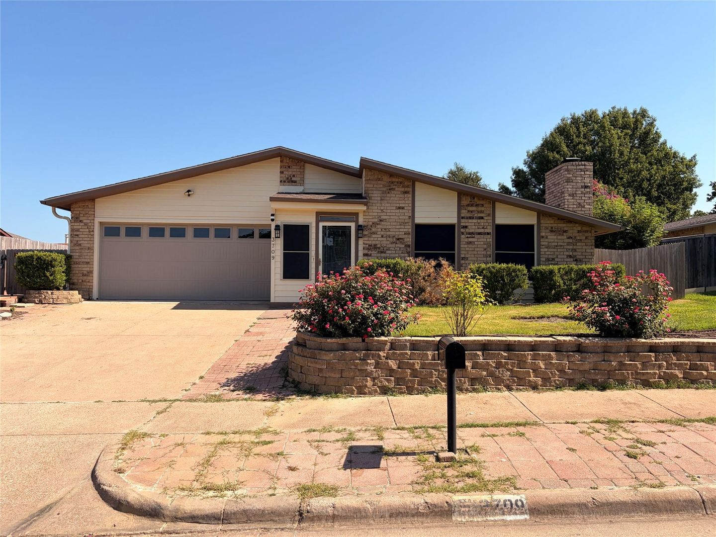 Bedford House: 3709 Pinewood St