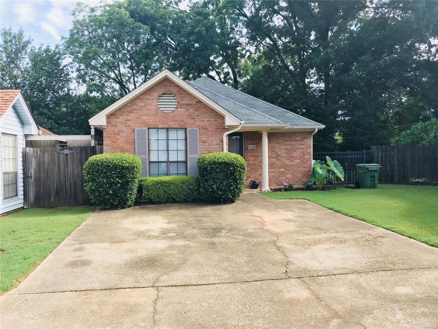 Montgomery House: 4365 Hillside Oaks