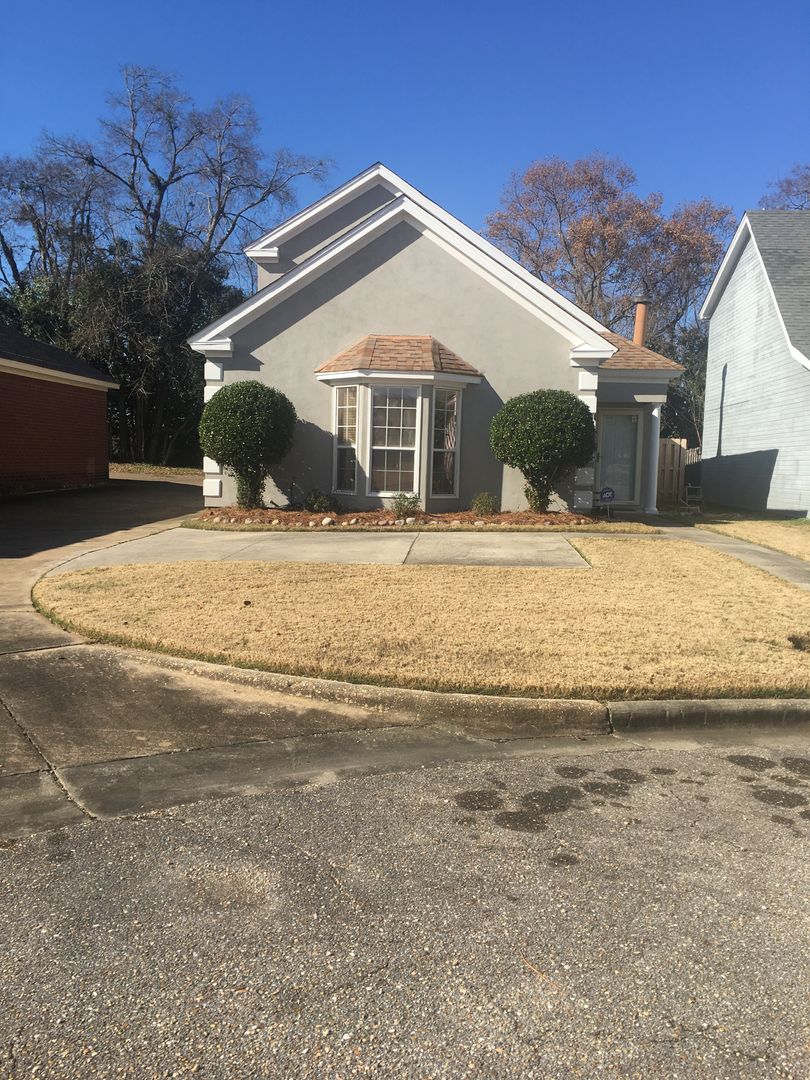 Montgomery House: 6400 Chaprice Lane