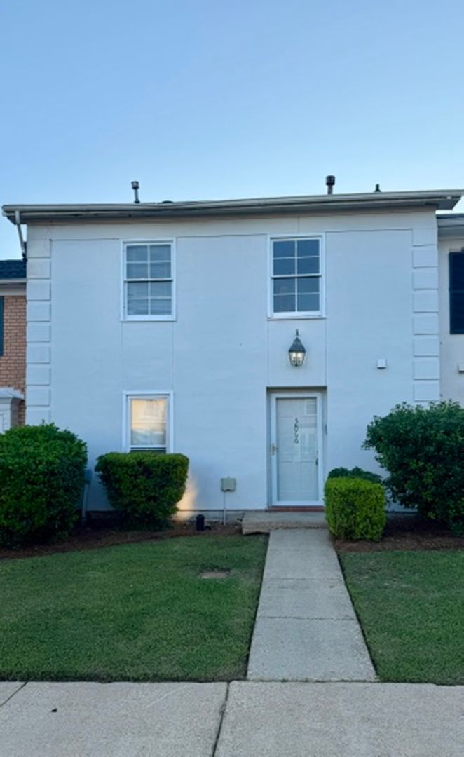 Montgomery House: 2066 Rexford Road