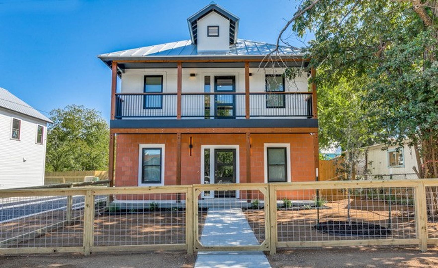 San Antonio House: 1012 N Cherry St