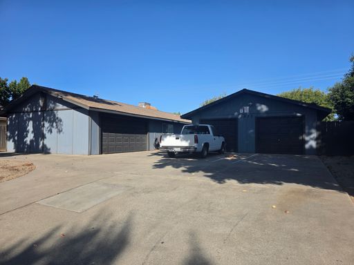 Three-Bedroom Near Freeway and Shopping! – photo 1