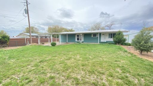 Great Little Home Out Of Town With Lots To Offer!
