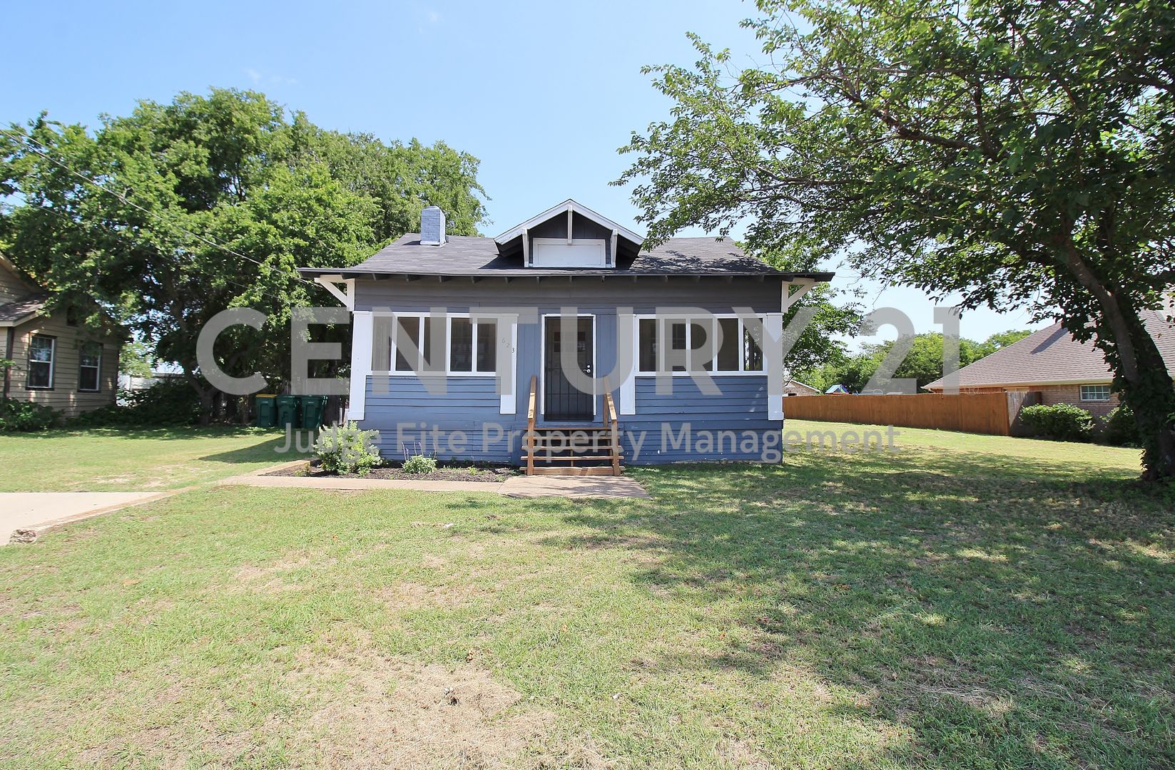 Updates Galore in This Vintage 2/1.5 in Cedar Hill For Rent!