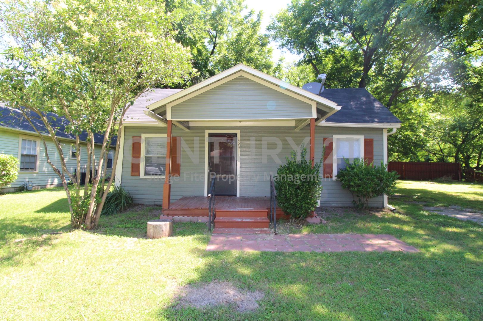 Waxahachie House: 423 Dr. Martin Luther King Jr Boulevard
