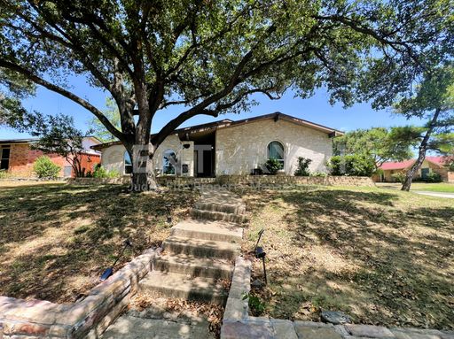 Spacious 3/2/2 in Carrollton For Rent! – photo 1
