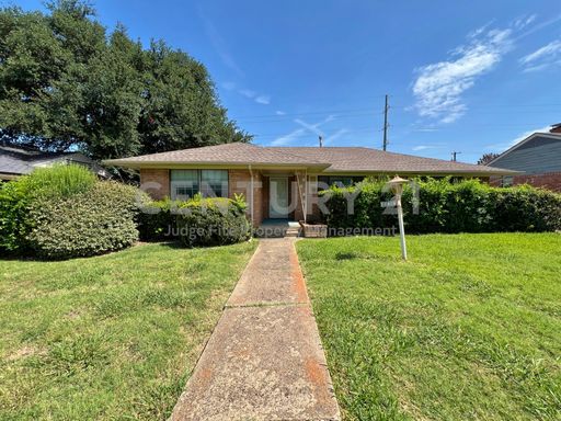3/2/2 with Flexible Short-Term Living Through April 2027! – photo 1
