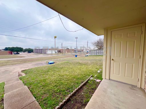 816 Red Bud Drive, DeSoto, TX 75115
