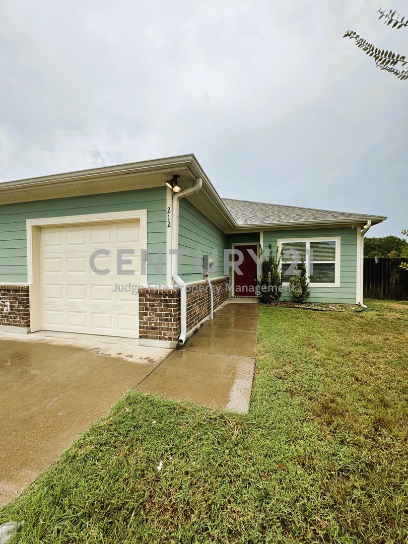 Kemp House: 212 Lasso Circle