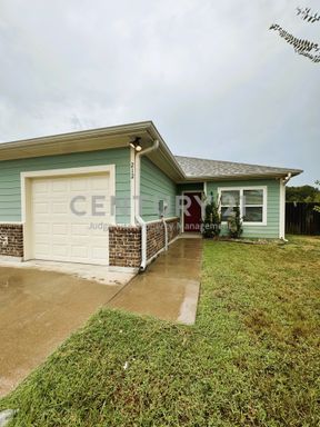 Beautiful 2/2/1 in Kemp For Rent!