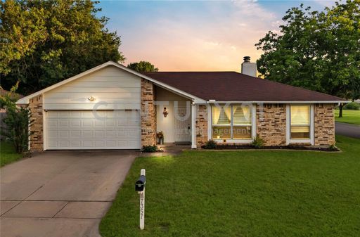 SPARKLING POOL AND UTILITIES INCLUDED...WOW! Beautifully Updated 4/2/2 with Sparkling Pool in Fort Worth Ready for Move-In! – photo 1